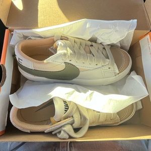 NIKE LOW BLAZER BRAND NEW